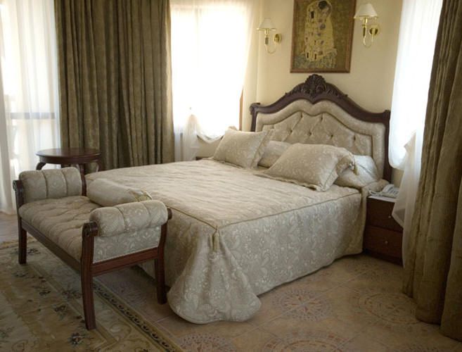 Vue d'une chambre de l'hôtel 5 étoiles (avec 65 chambres et suites différentes) sur les bords du lac smolino, conçu et réalisé par Irina SAVVON