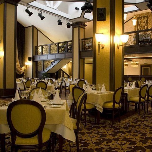 autre vue de la salle de restaurant de l'hôtel 5 étoiles avec 65 chambres et suites différentes sur les bords du lac smolino, conçu et réalisé par Irina SAVVON
