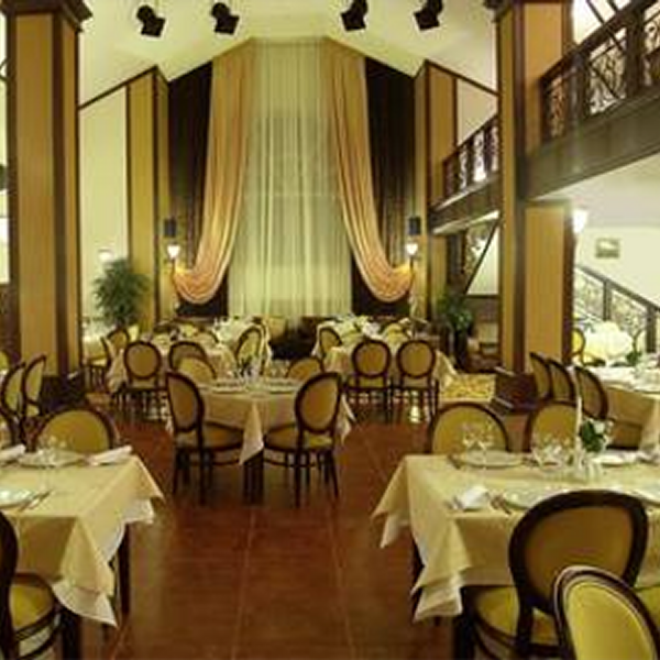 salle de restaurant hotel 5 etoiles avec 65 chambres et suites différentes sur les bords du lac smolino, conception et réalisation : Irina SAVVON