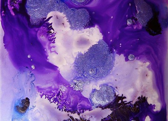 L’ultra Violet de Pantone est une couleur pourpre très provocante et qui peut soulever la controverse quant à son emploi en décoration, on aime ou on déteste, ce n’est pas une couleur des plus faciles à marier et à une connotation spiritualité et deuil pour certains, hippie pour d’autres