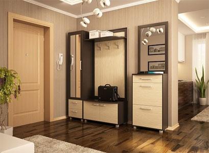 Un miroir placé latéralement à l’entrée agrandira l’entrée, les meubles ont des formes douces, la lumière est douce, les chaussures ne s’entassent pas dans l’entrée, le rangement à la base du Feng Shui commence ici