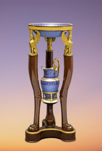 Le lavabo est aussi une création de l'Empire : c'est l'Athénienne de l'époque Louis XVI avec une cuvette et un pot d'eau.