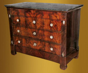 Les commodes époque restauration sont souvent surmontées d’un plateau de marbre, elles sont hautes, massives et peuvent être « à l’anglaise » avec de nombreux tiroirs ou de toilette avec, sous le plateau supérieur, des pots à eau, miroirs, cuvettes et autres ustensiles. Les commodes Restauration ont quelquefois des pilastres ou des colonnes.