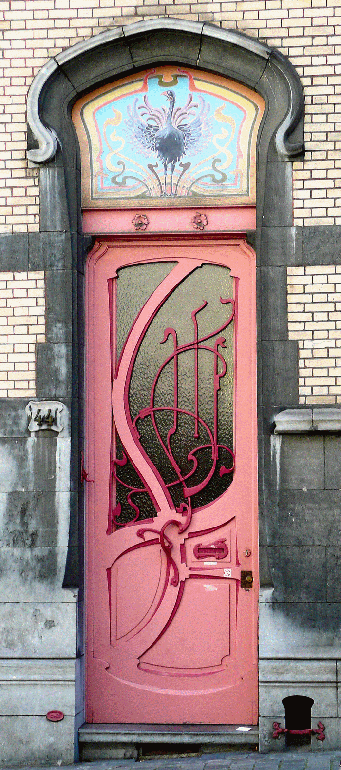 Porte Rose Art Nouveau surmontée d'un Paon