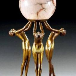 Superbe lampe Art Déco de 1930 trois femmes soulevant un globe