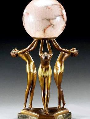 Superbe lampe Art Déco de 1930 trois femmes soulevant un globe