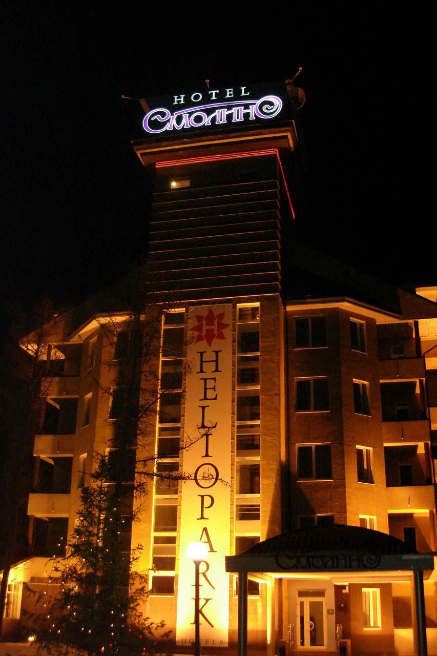 Vue de nuit de l'hôtel 5 étoiles avec 65 chambres et suites différentes sur les bords du lac smolino, conçu et réalisé par Irina SAVVON