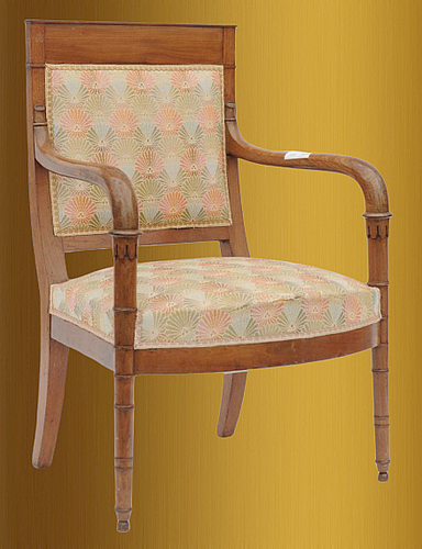 Le fauteuil restauration à dossier droit et légèrement incurvé en arrière. Les accotoirs à section carrée sont terminés par des volutes.