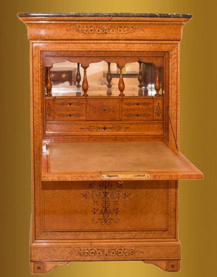 Les commodes de bureau et les chiffonnières servent de table à écrire grâce à leurs plateaux ou abattants