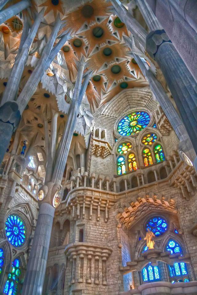 Antonio Gaudi Modernisme Catalan ici l'intérieur de La Sagrada Familia